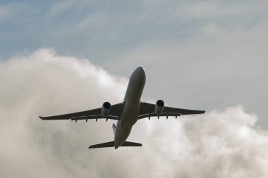 Zürih, İsviçre, 23 Aralık 2022 İsviçre Uluslararası Airbus A330-343 uçakları 34 numaralı pistten havalandıktan sonra bulutlarla çevrilidir.