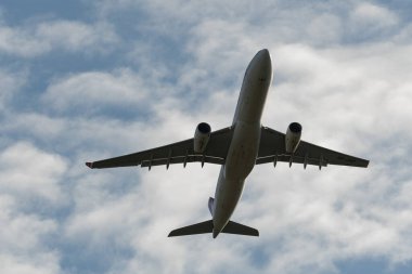 Zürih, İsviçre, 23 Aralık 2022 İsviçre Uluslararası Airbus A330-343 uçakları 34 numaralı pistten havalandıktan sonra bulutlarla çevrilidir.