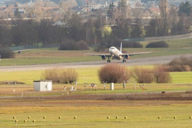 Zürih, İsviçre, 23 Aralık 2022 SAS İskandinav havayolları Airbus A320-232 pistten kalkıyor.
