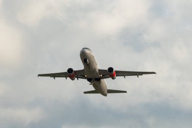 Zürih, İsviçre, 23 Aralık 2022 SAS İskandinav havayolları Airbus A320-232 pistten kalkıyor.