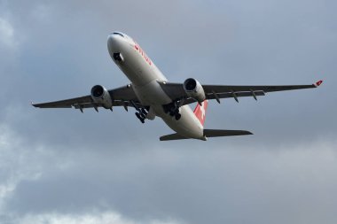 Zürih, İsviçre, 23 Aralık 2022 İsviçre Uluslararası Havayolları Airbus A330-343 Pist 32 'den kalkıyor.