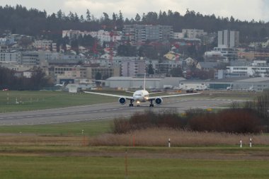 Zürih, İsviçre, 23 Aralık 2022 İsviçre uluslararası havayolları Boeing 777-3DEER uçağı 32 numaralı pistten kalkıyor.