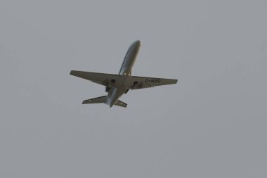 Zürih, İsviçre, 23 Aralık 2022 Cessna 525A CJ2 uçakları bulutlu bir günde 32 numaralı pistten havalanır.