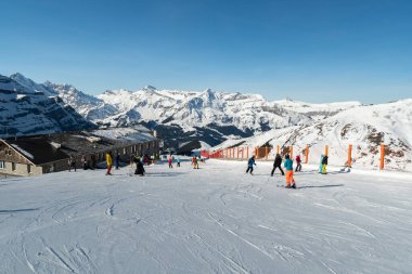 Eigergletscher, Canton Bern, İsviçre, 11 Şubat 2023 Mükemmel bir günde birçok insan kayak yaparak Alp arazisinden geçiyor
