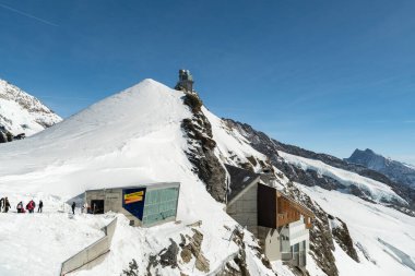 Jungfraujoch, Canton Bern, İsviçre, 11 Şubat 2023 Güneşli bir günde Sfenks Gözlemevi Binası