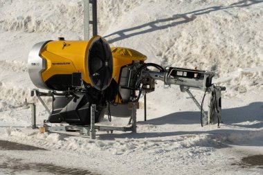 Kleine Scheidegg, Canton Bern, İsviçre, 11 Şubat 2023 kar kanonu kışın kenarına park edilmiştir.