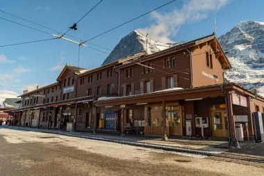 Kleine Scheidegg, Canton Bern, İsviçre, 11 Şubat 2023 Alp kış manzaralı tren istasyonu