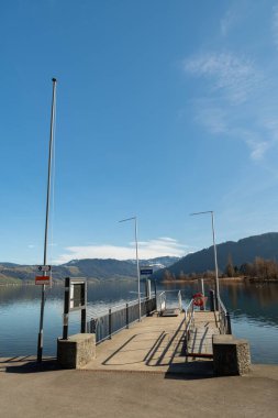 Unteraegeri, İsviçre, 20 Şubat 2023 Aegerisee Gölü kıyısındaki tekne iskelesi.