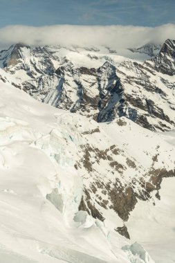 Eigergletscher, Canton Bern, İsviçre, 11 Şubat 2023 Güneşli bir günde kar kaplı alpler üzerinde inanılmaz güzel bir manzara bir pencereden çekilir.