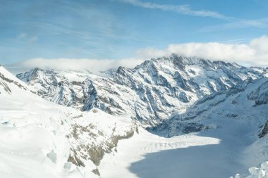 Eigergletscher, Canton Bern, İsviçre, 11 Şubat 2023 Güneşli bir günde kar kaplı alpler üzerinde inanılmaz güzel bir manzara bir pencereden çekilir.