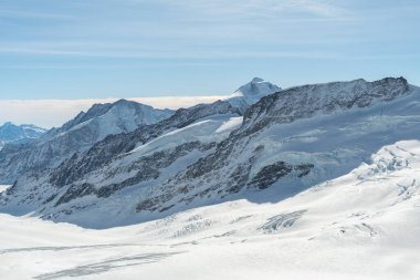 Jungfraujoch, Canton Bern, İsviçre, 11 Şubat 2023 Güzel güneşli bir günde karla kaplı dağ manzarası