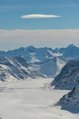 Jungfraujoch, Canton Bern, İsviçre, 11 Şubat 2023. Aletsch buzulu boyunca uzanan muhteşem panoramik manzara. Avrupa 'nın en büyük buzulu.