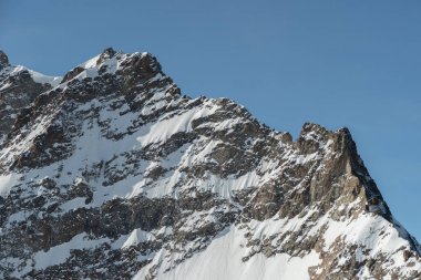 Jungfraujoch, Canton Bern, İsviçre, 11 Şubat 2023 Güzel güneşli bir günde karla kaplı dağ manzarası