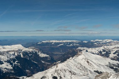 Jungfraujoch, Canton Bern, İsviçre, 11 Şubat 2023 Güzel güneşli bir günde karla kaplı dağ manzarası