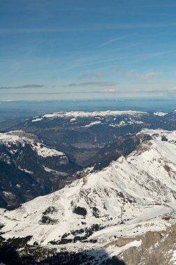 Jungfraujoch, Canton Bern, İsviçre, 11 Şubat 2023 Güzel güneşli bir günde karla kaplı dağ manzarası