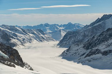 Jungfraujoch, Canton Bern, İsviçre, 11 Şubat 2023. Aletsch buzulu boyunca uzanan muhteşem panoramik manzara. Avrupa 'nın en büyük buzulu.