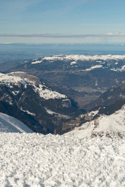 Jungfraujoch, Canton Bern, İsviçre, 11 Şubat 2023 Güzel güneşli bir günde karla kaplı dağ manzarası