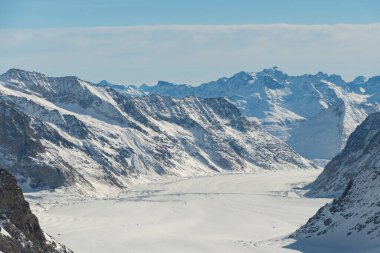 Jungfraujoch, Canton Bern, İsviçre, 11 Şubat 2023. Aletsch buzulu boyunca uzanan muhteşem panoramik manzara. Avrupa 'nın en büyük buzulu.