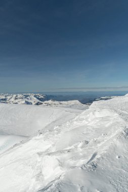 Jungfraujoch, Canton Bern, İsviçre, 11 Şubat 2023 Güzel güneşli bir günde karla kaplı dağ manzarası