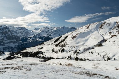 Eigergletscher, Canton Bern, İsviçre, 11 Şubat 2023 güneşli bir kış gününde kar altında panoramik manzara