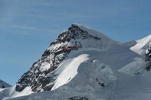 스위스 베른의 융프라우 2023 일맑은 눈덮인 헬리콥터 행되고 — 스톡 사진