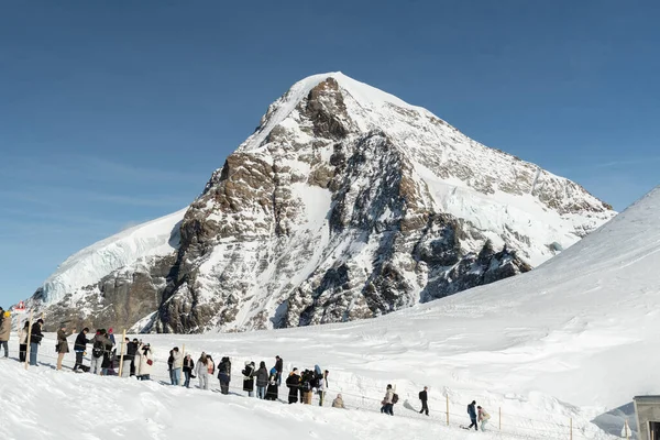 Jungfraujoch Canton Bern Sviçre Şubat 2023 Birçok Insan Güneşli Bir — Stok fotoğraf