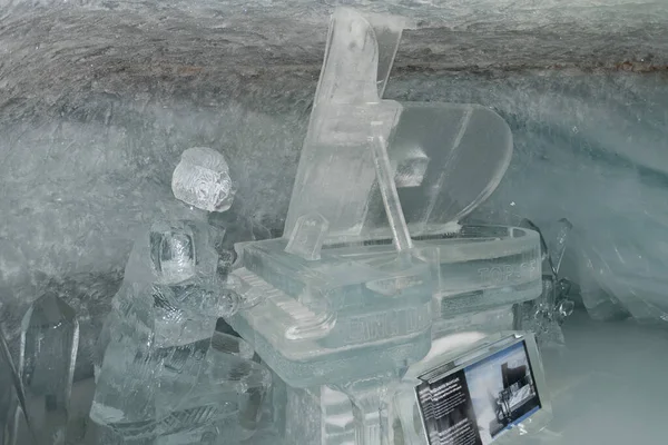 2023年2月11日スイス カントン ベルン州ジュングフラウヨッホ宮殿内のピアノ演奏家の氷の彫刻 — ストック写真