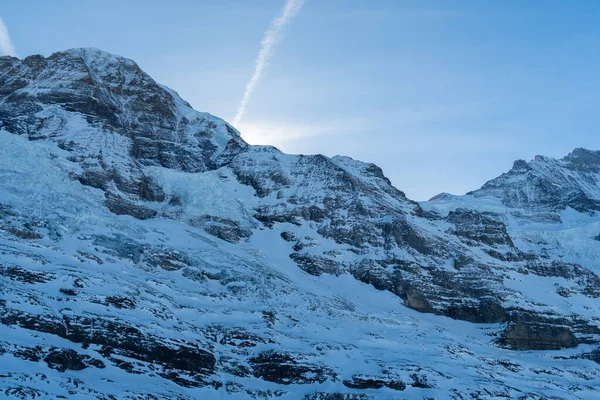 2023年2月11日 瑞士伯尔尼州Eigergletscher市 阳光灿烂的一天 雪地上覆盖着阿尔卑斯山 景色令人难以置信的美丽 — 图库照片