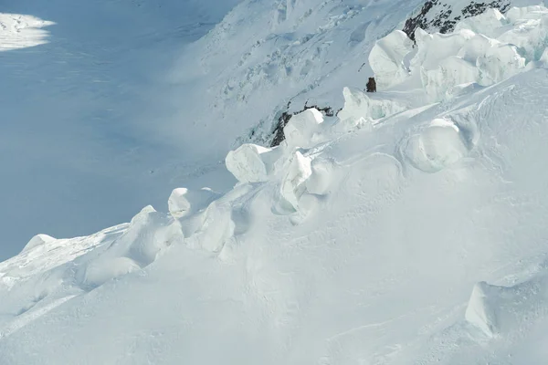 2023年2月11日 瑞士伯尔尼州 伊格尔格列谢尔市 一个阳光灿烂的日子里 透过窗户可以看到覆盖在雪地上的阿尔卑斯山的美丽美景 — 图库照片