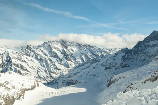 2023年2月11日 瑞士伯尔尼州 伊格尔格列谢尔市 一个阳光灿烂的日子里 透过窗户可以看到覆盖在雪地上的阿尔卑斯山的美丽美景 — 图库照片