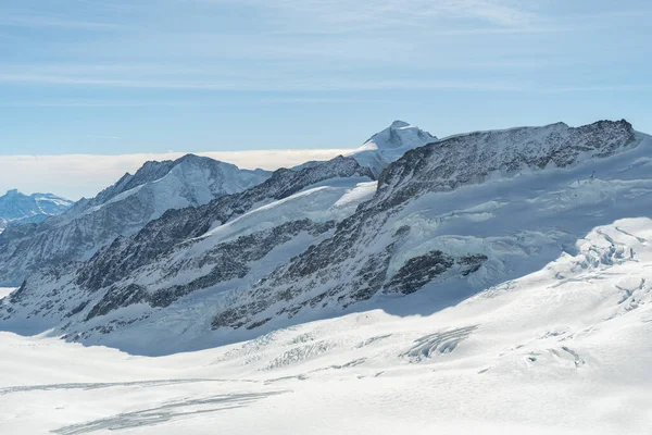2023年2月11日 瑞士伯尔尼州Jungfraujoch市 在一个阳光明媚的日子里 雪地上的壮丽景色笼罩着高山全景 — 图库照片