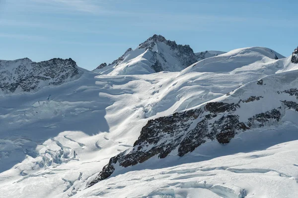 2023年2月11日スイス カントン ベルン州ジュングフラウヨーク美しい晴れた日に雪に覆われた山のパノラマの素晴らしい景色 — ストック写真
