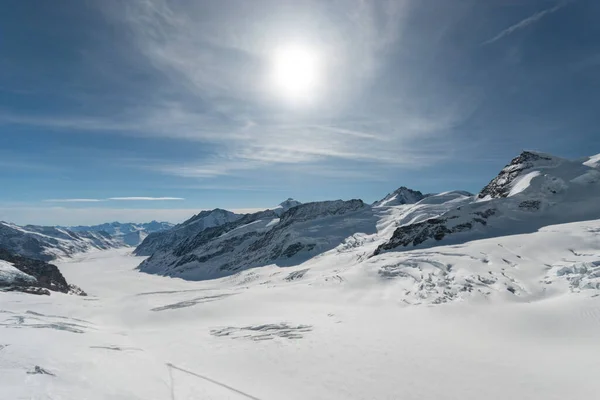 2023年2月11日スイス カントン ベルン州ジュングフラウヨークAletsch氷河に沿った壮大なパノラマビュー信じられないほどの高山の風景に囲まれたヨーロッパ最大の — ストック写真