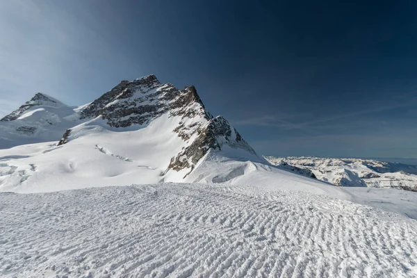2023年2月11日スイス カントン ベルン州ジュングフラウヨーク美しい晴れた日に雪に覆われた山のパノラマの素晴らしい景色 — ストック写真