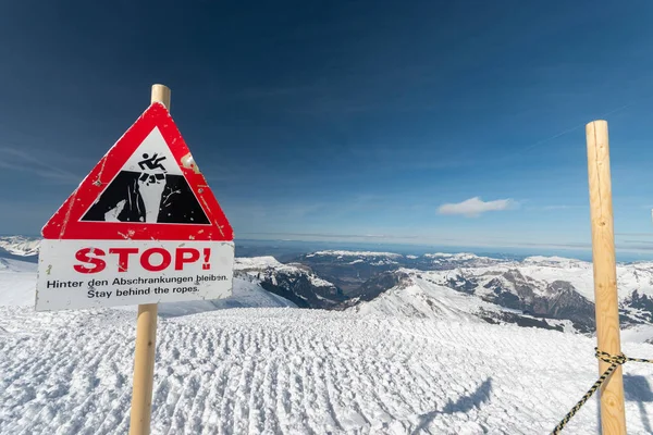 Jungfraujoch, Canton Bern, İsviçre, 11 Şubat 2023 Güzel güneşli bir günde karla kaplı dağ manzarası