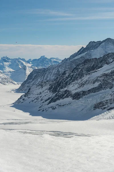 2023年2月11日スイス カントン ベルン州ジュングフラウヨークAletsch氷河に沿った壮大なパノラマビュー信じられないほどの高山の風景に囲まれたヨーロッパ最大の — ストック写真