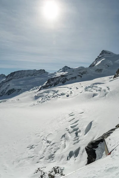 2023年2月11日 瑞士伯尔尼州Jungfraujoch市 在一个阳光明媚的日子里 雪地上的壮丽景色笼罩着高山全景 — 图库照片