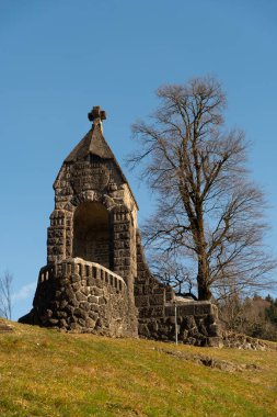 Oberaegeri, İsviçre, 20 Şubat 2023 Güneşli bir günde küçük yeşil bir tepedeki tarihi Morgarten anıtı
