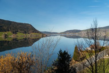Oberaegeri, İsviçre, 20 Şubat 2023 Güneşli bir günde Aegerisee 'de fantastik manzara