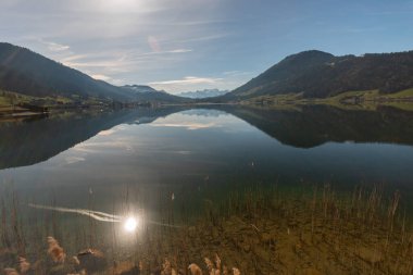 Oberaegeri, İsviçre, 20 Şubat 2023 Güneşli bir günde Aegerisee Gölü üzerinde ilahi manzara