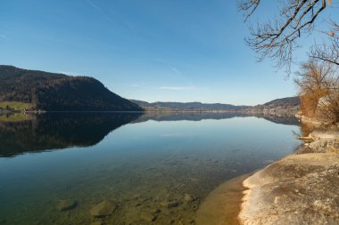 Oberaegeri, İsviçre, 20 Şubat 2023 Güneşli bir günde Aegerisee Gölü üzerinde ilahi manzara