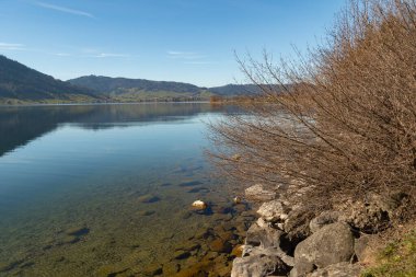 Oberaegeri, İsviçre, 20 Şubat 2023 Alpler ve Aegerisee Gölü üzerinde güneşli bir günde Majestic manzara