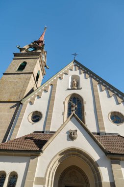 Oberaegeri, İsviçre, 20 Şubat 2023 Eski Katolik Aziz Peter ve Paul Kilisesi şehir merkezinde