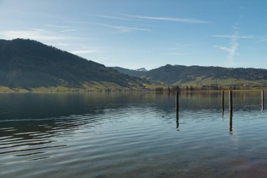 Oberaegeri, İsviçre, 20 Şubat 2023 Güneşli bir günde Aegerisee Gölü manzarası