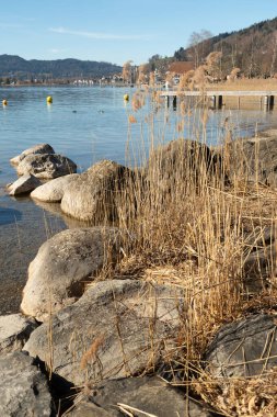 Oberaegeri, İsviçre, 20 Şubat 2023 Güneşli bir günde Aegerisee Gölü üzerinde inanılmaz panoramik manzara