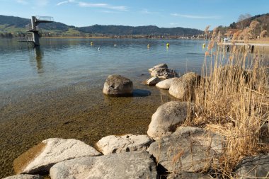 Oberaegeri, İsviçre, 20 Şubat 2023 Güneşli bir günde Aegerisee Gölü üzerinde inanılmaz panoramik manzara