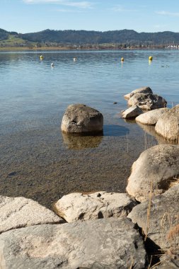 Oberaegeri, İsviçre, 20 Şubat 2023 Güneşli bir günde Aegerisee Gölü üzerinde inanılmaz panoramik manzara