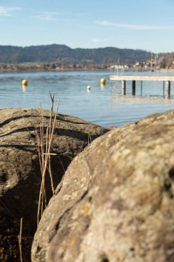 Oberaegeri, İsviçre, 20 Şubat 2023 Güneşli bir günde Aegerisee Gölü üzerinde inanılmaz panoramik manzara