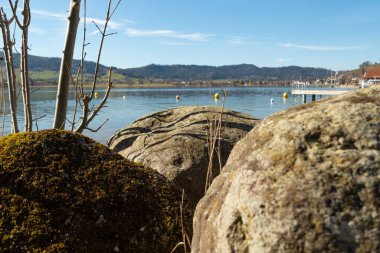 Oberaegeri, İsviçre, 20 Şubat 2023 Güneşli bir günde Aegerisee Gölü üzerinde inanılmaz panoramik manzara