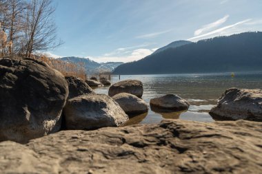 Oberaegeri, İsviçre, 20 Şubat 2023 Güneşli bir günde Aegerisee Gölü üzerinde inanılmaz panoramik manzara